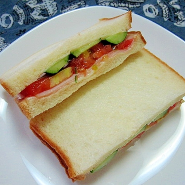 ハムとトマトときゅうりのサンドイッチ